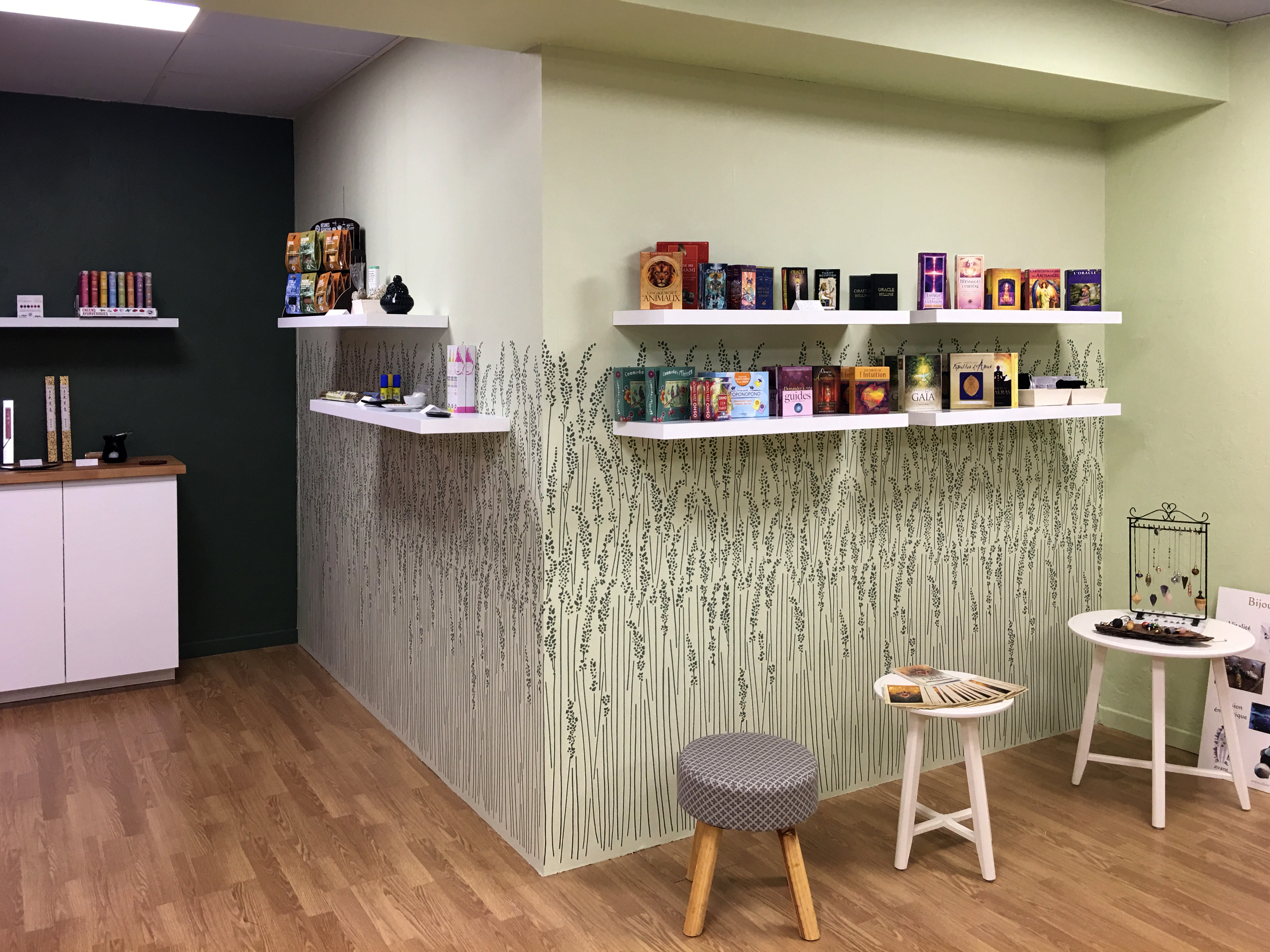 Papier peint Farrow and Ball vert dans l'aménagement d'une boutique